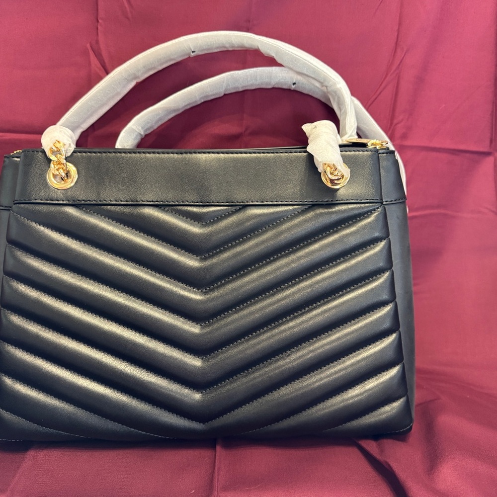 Michael Kors Black Quilted Shoulder Bag with Gold Chain - Picture 6 of 7